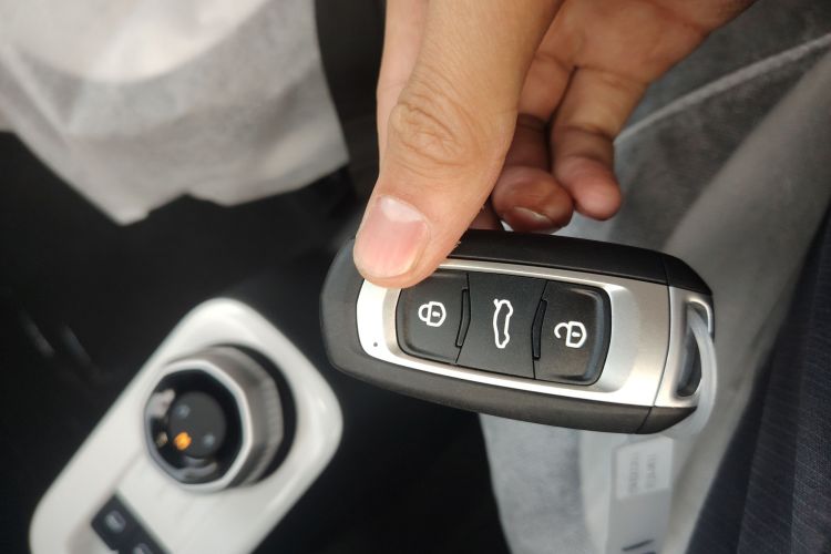 吉利银河 2025款 210km 熊猫卡丁中控内饰11