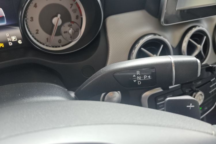 奔驰GLA 2016款 GLA 200 动感型中控内饰18