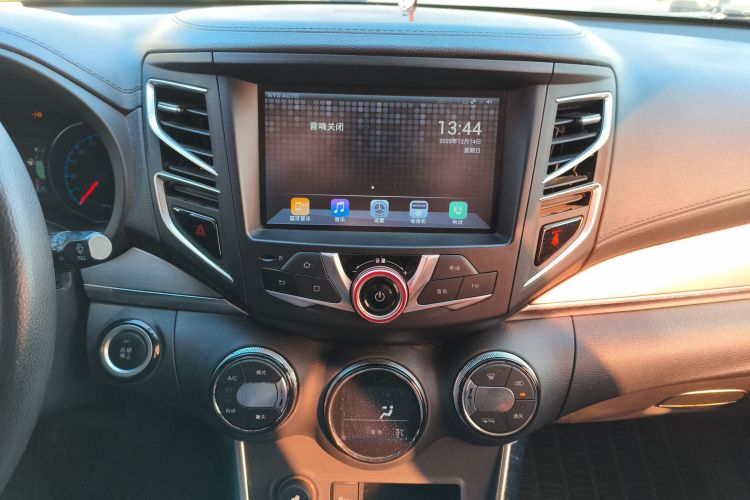 比亚迪 宋 2016款 2.0TID 自动尊贵型中控内饰16