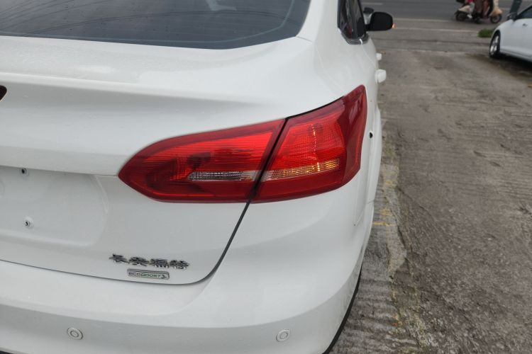 福特 福克斯 2015款 三厢 EcoBoost 180 自动精英型车身外观9