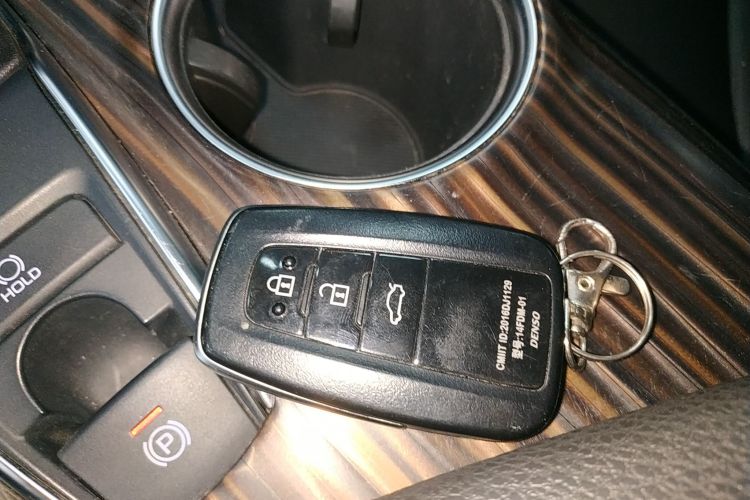 丰田 凯美瑞 2019款 2.0G 豪华版 国VI中控内饰7001