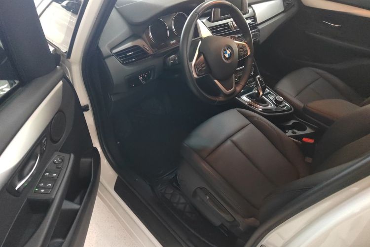 宝马2系多功能旅行车 2019款 220i 领先型中控内饰7003