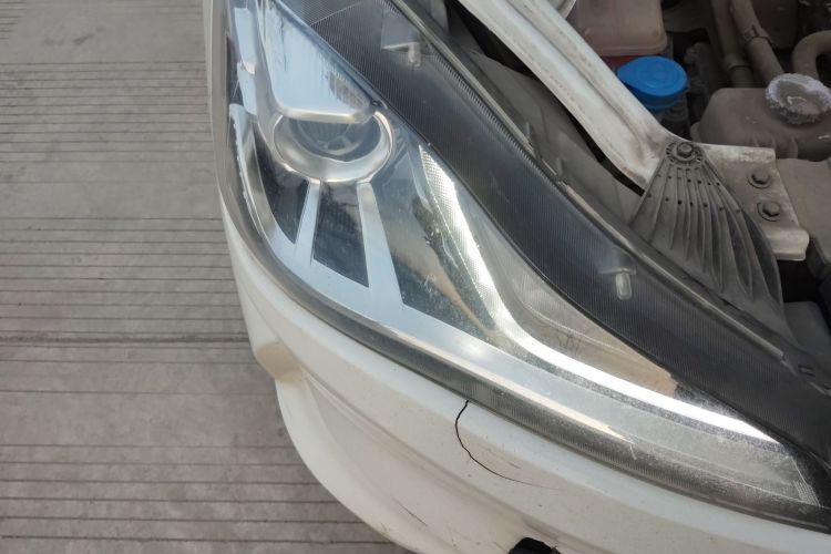 哪吒汽车 哪吒V 2021款 长续航娱乐版升级型车身外观6006