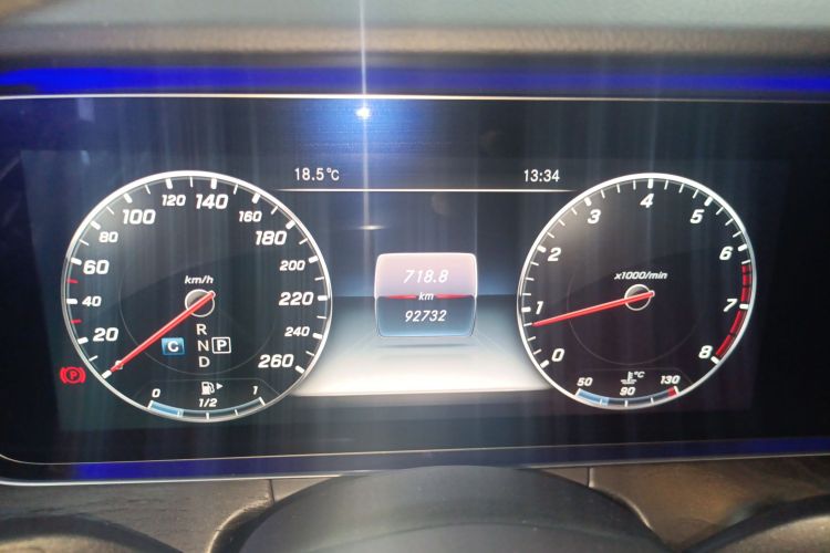 奔驰E级 2016款 E 200 L 运动型中控内饰14