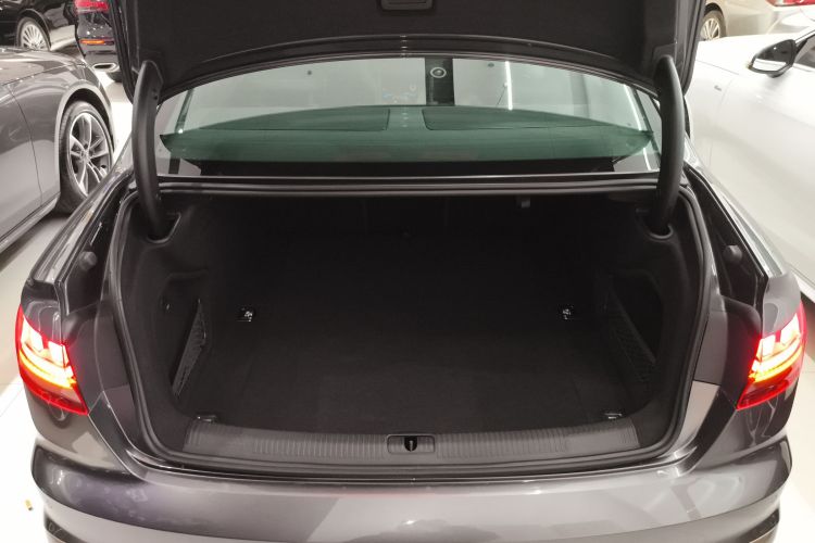 奥迪A4L 2024款 40 TFSI quattro RS套件燃速型局部细节23