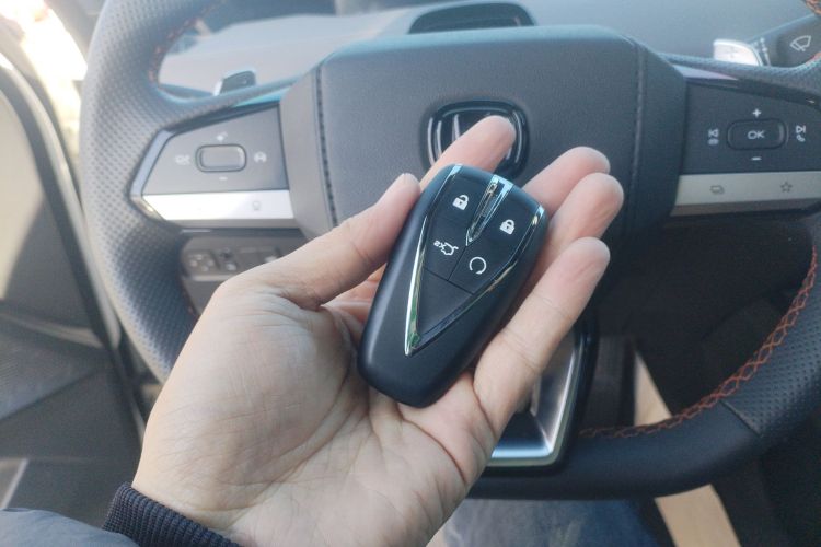 长安UNI-V 2022款 1.5T 尊贵型中控内饰7001