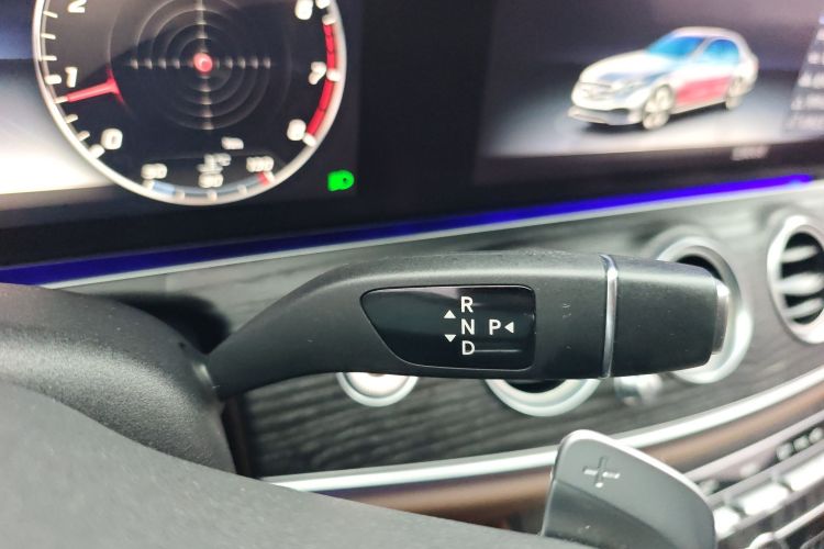 奔驰E级 2020款 E 300 L 运动豪华型局部细节18