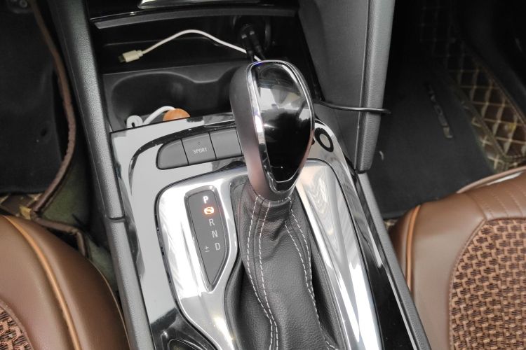 别克 君威 2017款 20T 豪华型中控内饰18