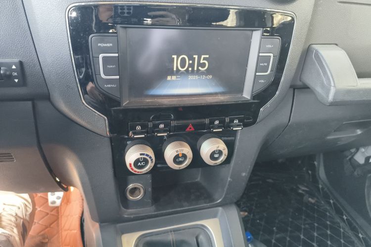 北京越野 北京BJ40 2016款 2.0T 手动两驱尊贵版局部细节16