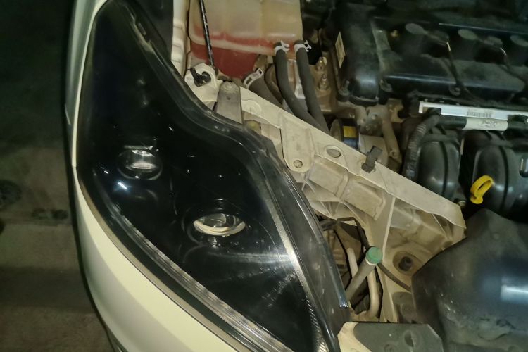 福特 福克斯 2013款 三厢经典 1.8L 手动百万纪念版车身外观8