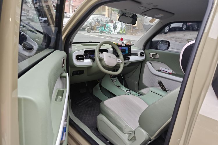 吉利银河 2025款 210km 熊猫骑士中控内饰20