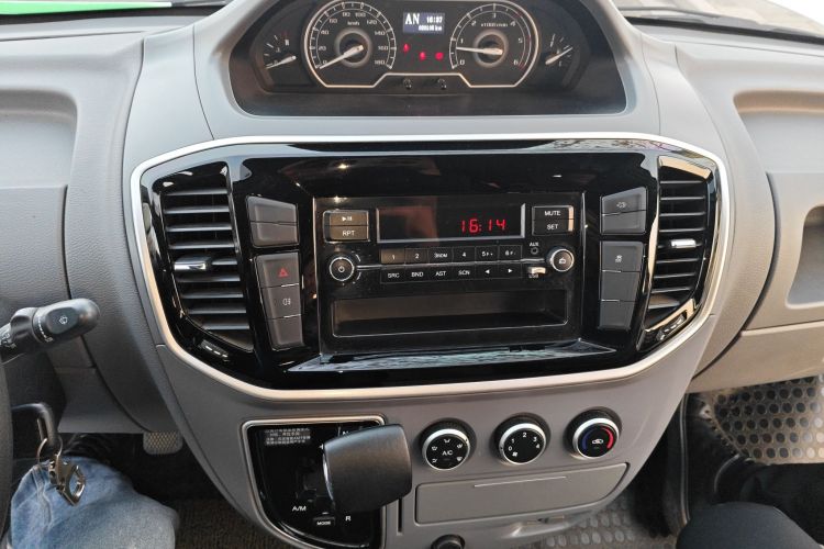 上汽大通MAXUS 新途V80 2021款 2.0T AMT经典傲运通短轴中顶5/6座中控内饰16