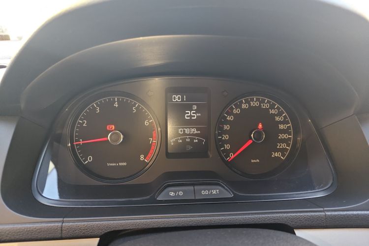 大众 朗逸 2013款 改款经典 1.6L 手动风尚版中控内饰14