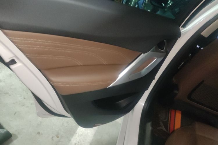 DS 5 2015款 1.8T 尊享版THP200中控内饰7008