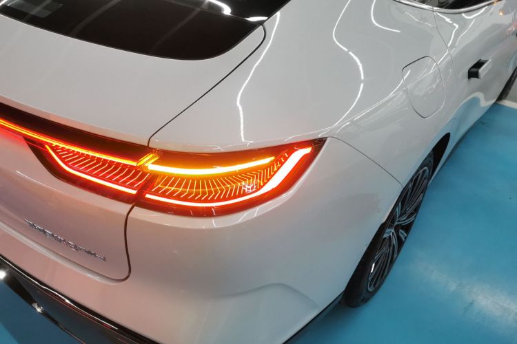 吉利银河 银河星耀8 2025款 130km EM-i 旗舰版车身外观9