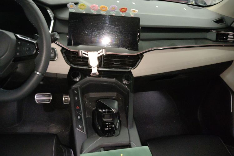 领克06 2021款 1.5T Shero粉色特别版中控内饰16