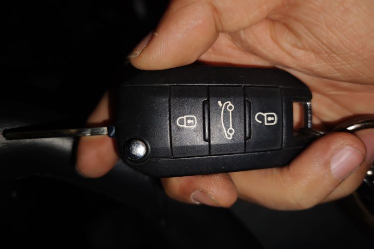 标致3008 2015款 2.0L 自动潮流版中控内饰11