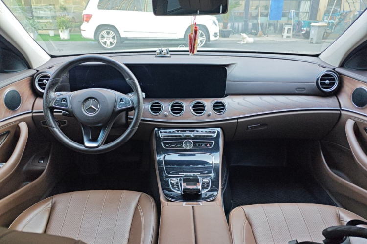 奔驰E级 2017款 E 300 L 豪华型中控内饰7002