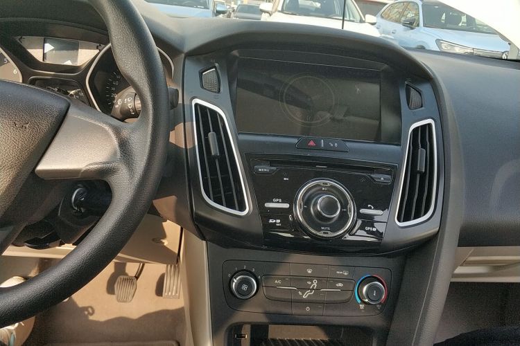 福特 福克斯 2015款 三厢 1.6L 手动舒适型局部细节16