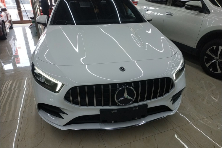 奔驰A级 2022款 改款 A 200 L 运动轿车时尚型车身外观2