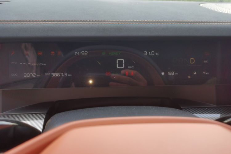 哪吒汽车 哪吒L 2024款 增程 310 闪充红衣版局部细节14