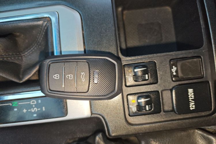 丰田 普拉多 2016款 2.7L 自动标准版中控内饰7001