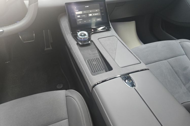 岚图汽车 岚图追光 2024款 PHEV 四驱超长续航行政版中控内饰18