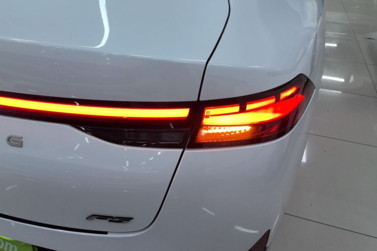 小鹏P5 2021款 510G车身外观9