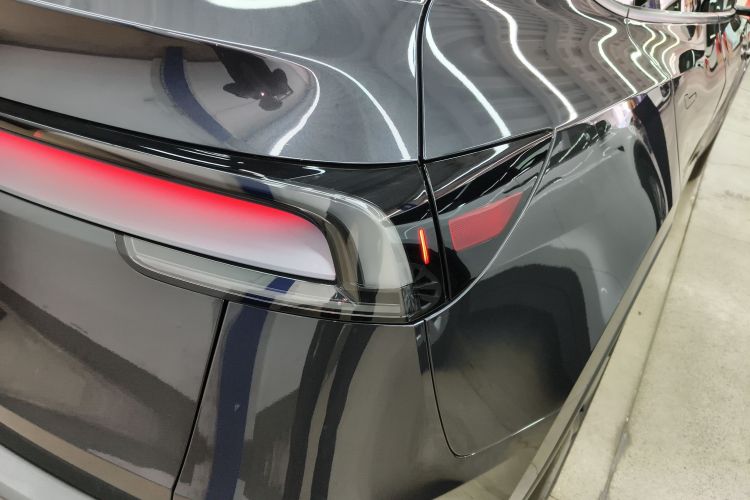 特斯拉 Model Y 2025款 后轮驱动版车身外观9