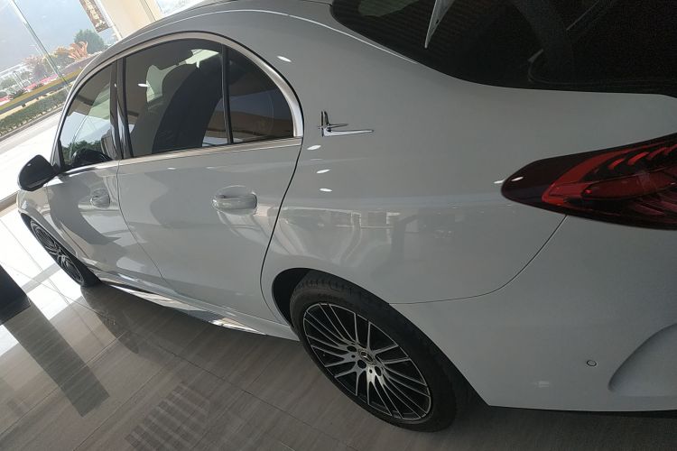 奔驰C级 2023款 改款 C 200 L 运动版车身外观4