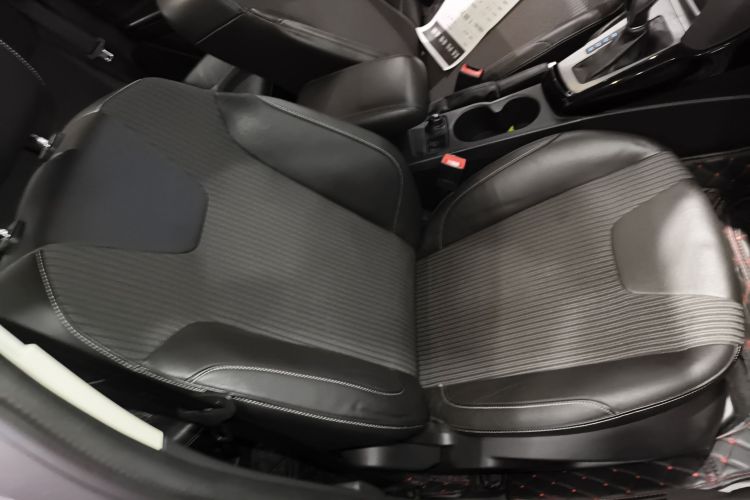 福特 福克斯 2012款 三厢 1.6L 自动风尚型局部细节41