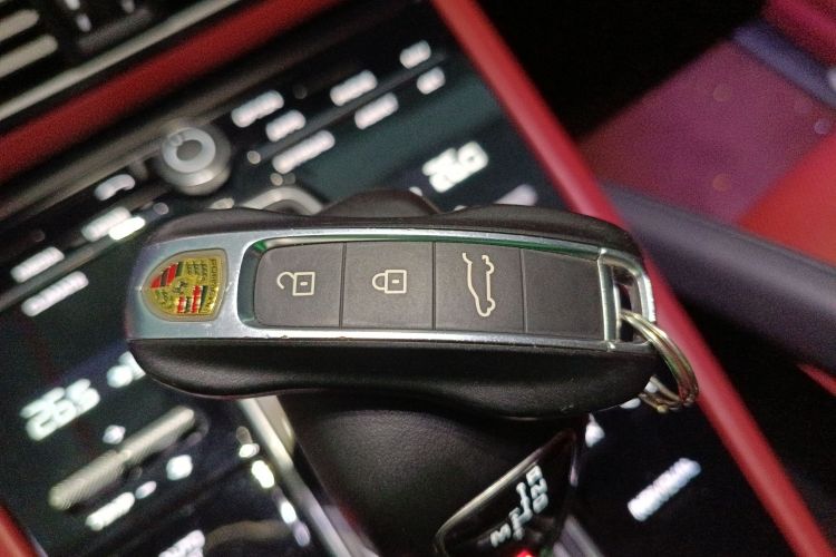 保时捷 Cayenne新能源 2023款 Cayenne E-Hybrid 2.0T中控内饰7001