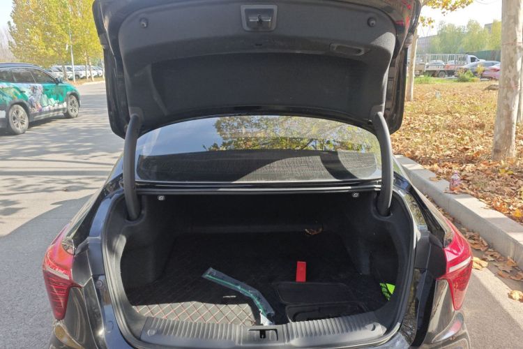 红旗H5 2023款 2.0T 自动智联旗享版机舱底盘23