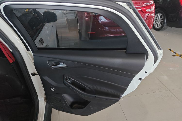 福特 福克斯 2018款 三厢经典 EcoBoost 180 自动精英型中控内饰45