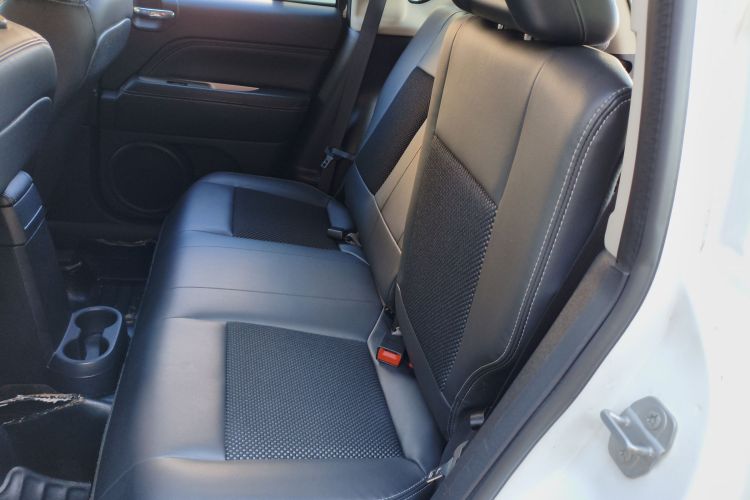 Jeep 指南者(进口) 2014款 改款 2.4L 四驱舒适版中控内饰7004