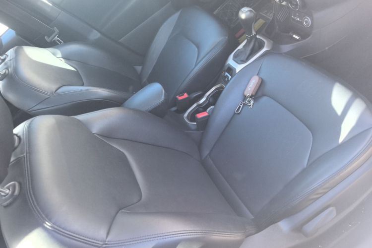 Jeep 自由侠 2017款  180T 自动劲能版局部细节41