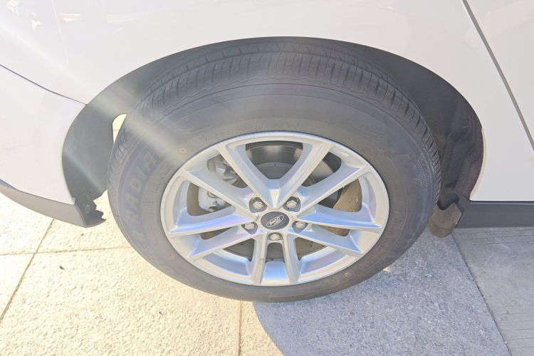 福特 福克斯 2018款 两厢经典 1.6L 自动风尚型智行版车身外观6008