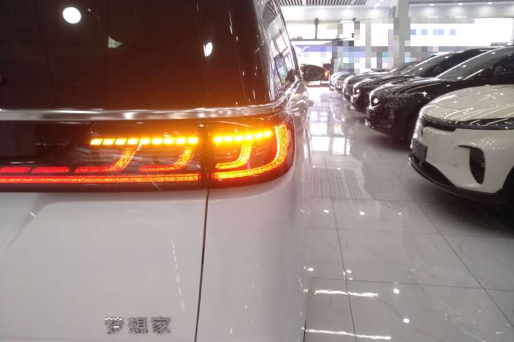 岚图汽车 岚图梦想家 2025款 PHEV 四驱旗舰鲲鹏版车身外观9