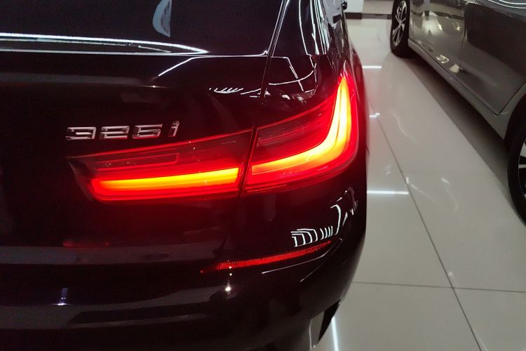 宝马3系 2022款 325i M运动套装车身外观9