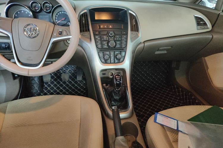 别克 英朗 2013款 GT 1.6L 手动舒适版中控内饰16