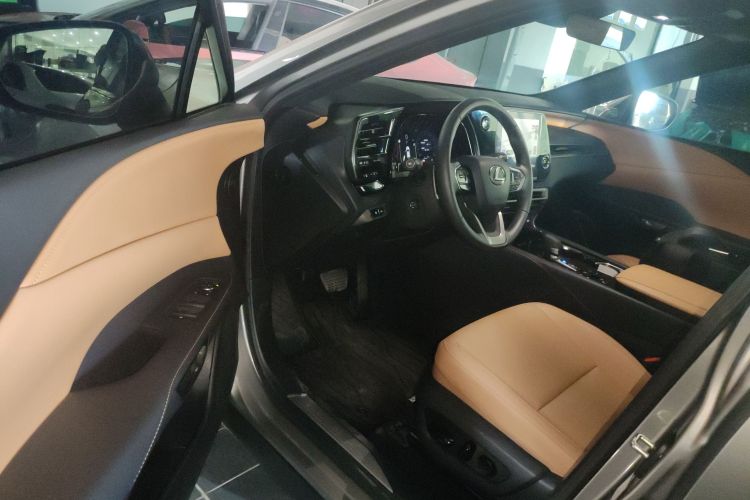 雷克萨斯RX 2025款 300 四驱骏享版中控内饰7003