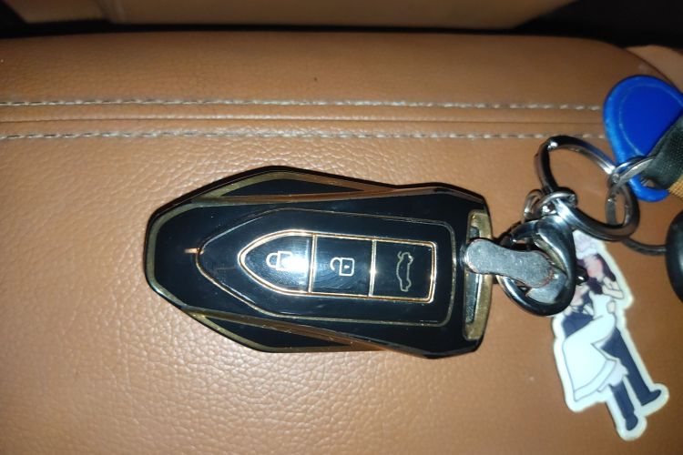 众泰SR9 2017款 2.0T 自动极致之光版中控内饰11