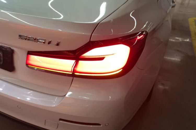 宝马5系 2022款 改款二 525Li 豪华套装车身外观9