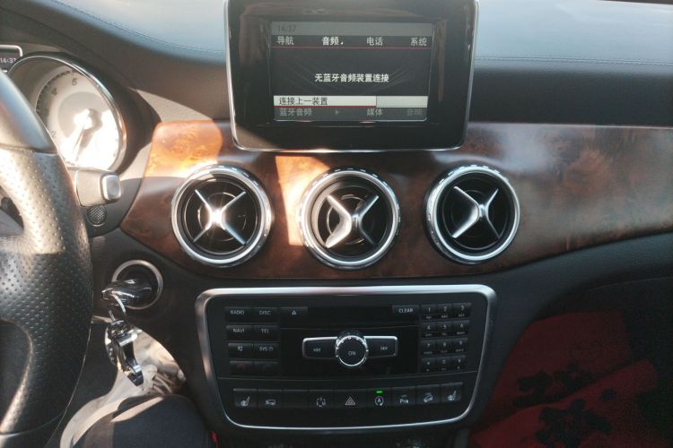 奔驰GLA 2015款 GLA 260 4MATIC 运动型中控内饰16