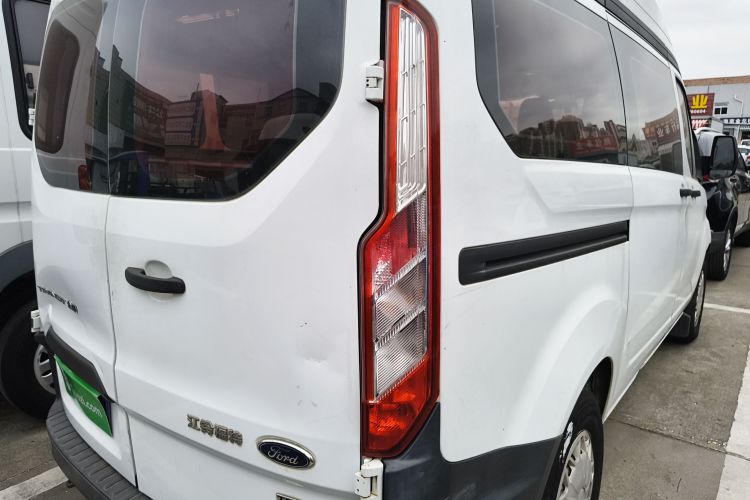 福特 全顺 2017款 2.0T柴油多功能商用车短轴中顶国V车身外观6006