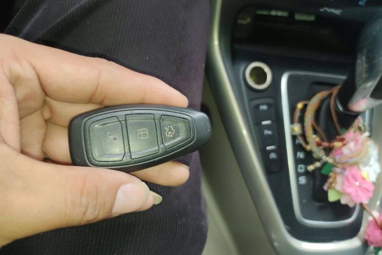 福特 福克斯 2015款 三厢 EcoBoost 180 自动旗舰型中控内饰7001