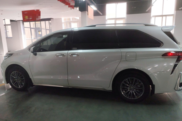 丰田 赛那SIENNA 2024款 2.5L混动 四驱尊贵版车身外观4