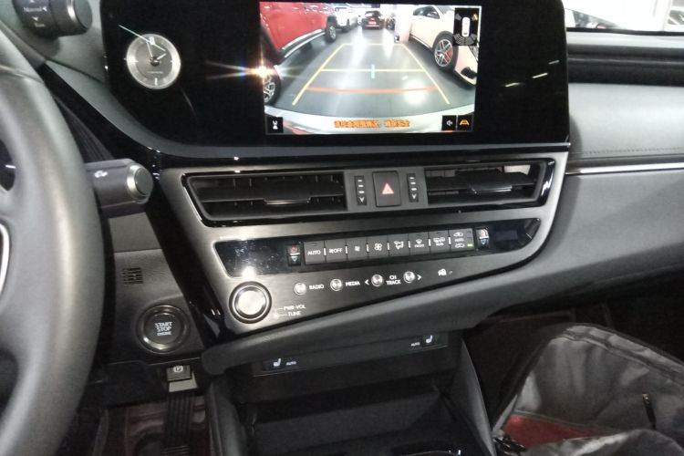 雷克萨斯ES 2023款 200 卓越版中控内饰16