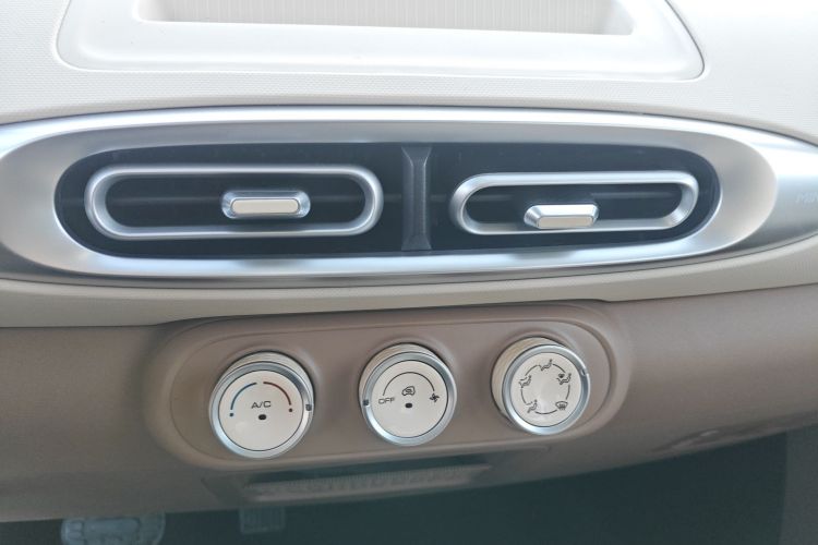 五菱汽车 宏光MINIEV 2025款 四门版 进阶款中控内饰16