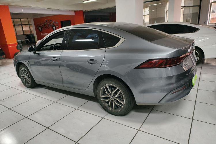 比亚迪 秦PLUS 2024款 荣耀版 EV 420KM领先型车身外观4